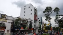 Nam thanh niên ngáo đá leo mái nhà 8 tầng đòi nhảy lầu