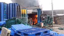 Cháy lớn tại xưởng kinh doanh gỗ ở Đồng Nai