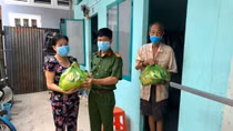 Công an phường Bửu Long quyên góp nhu yếu phẩm tặng người nghèo