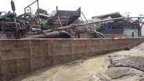 Xà lan và ghe khủng bơm hút cát lậu trên sông Đồng Nai