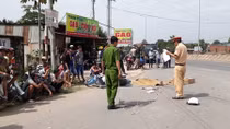 Nhờ người lái xe lùi lại hiện trường sau khi cán chết người 