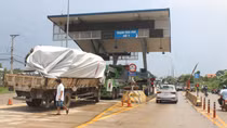 Dừng mua vé qua trạm, xe tải bị tông lật nghiêng