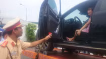 Nữ tài xế ngoan cố bị cẩu cả xe lẫn người về trạm CSGT xử lý