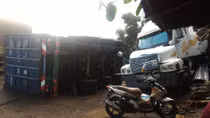 "Hung thần" container lao ầm ầm vào quán đang đông khách