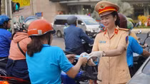 CSGT phát miễn phí 50 ngàn khẩu trang cho người đi đường