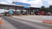 Mang súng và mã tấu khống chế nhân viên trạm thu phí cao tốc cướp hơn 2,2 tỉ đồng 