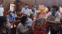 Trưởng Ban Tuyên giáo Trung ương tặng quà Tết gia đình chính sách