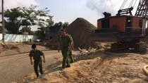 Đình chỉ các bến thủy nội địa có dấu hiệu chứa chấp cát tặc
