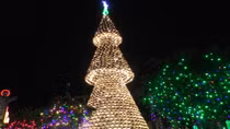 Độc đáo cây thông Noel được làm từ hơn 2 nghìn chiếc nón lá 