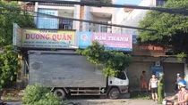 Xe tải mất lái tông vào nhà dân bên kia đường 