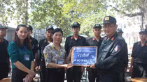 Trung đoàn CSCĐ Đông Nam Bộ tặng 100 bộ bàn ghế cho học sinh 