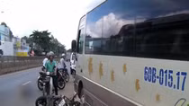 Xe khách tông chết người đàn ông rồi cuốn 2 vợ chồng đi xe máy vào gầm