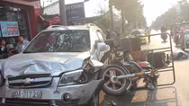 Ô tô “điên” lùa taxi và ba gác dính nhau chạy 30 m giữa phố