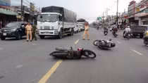 Hai xe máy va chạm, người đàn ông bị xe tải cán tử vong
