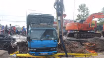 Mưa lớn khiến một xe tải sập hố tại dự án hầm chui Tân Phong