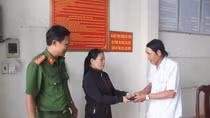 Người bán vé số nghèo trả lại ví tiền, ngoại tệ và vàng nhặt được 