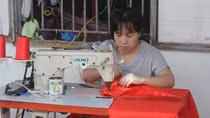 Thâu đêm sản xuất cờ để mừng chiến thắng của U23 Việt Nam