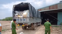 Hàng tấn rác thải công nghiệp đổ trộm ra môi trường