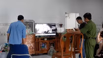 Ném xăng phóng hỏa nhà dân xong còn dùng điện thoại quay clip