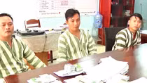 Hàng trăm công nhân vay lãi nặng bằng cách cầm thẻ ATM và sổ bảo hiểm