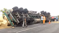 Xe tải lật, gần 10 tấn cà phê nằm "chình ình" trên cao tốc