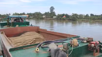 Bắt 2 thuyền gắn máy “khủng” bơm hút cát trái phép trên sông Đồng Nai