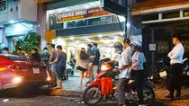 Thu thêm súng, áo chống đạn của 2 nhóm hỗn chiến trước quán karaoke