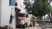 Tài xế xe đầu kéo ngủ gật lao xe vào nhà dân