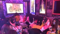 Kiểm tra nhà hàng, phát hiện 64 nữ tiếp viên ăn mặc "mát mẻ"