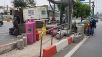 Lật xe tải chở gas, nhiều người đi đường hoảng hốt