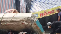Tháo dỡ nhà, khối bê tông đổ sập đè bẹp xe máy