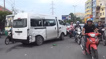 Xe 16 chỗ bị tông xoay 1 vòng trên đường