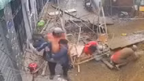 Sập giàn giáo, 3 người rơi từ độ cao 5m xuống đất trọng thương