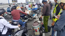 Cứu sống cô gái trẻ nhảy cầu Sài Gòn tự vẫn