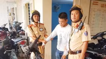 Đang đem xe trộm được đi bán gặp CSGT