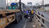Va chạm với xe đầu kéo, 2 cha con thương vong