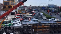 Nhiều xe máy tháo chạy trước khi xe đầu kéo lật ngang