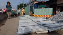 Nâng ben làm sập rào chắn, 2 người bị thương nặng