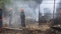 Tiệm sửa xe gắn máy ven đường cháy ngùn ngụt trong nắng gắt
