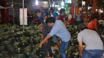 Dưa hấu xả hàng, người dân nườm nượp đi mua trong đêm cuối năm
