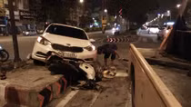 Ô tô tông nát bét xe máy, 2 người thoát chết thần kỳ