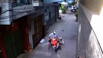 Tên cướp dùng chiêu “cù lét” cướp xe máy bác tài xế