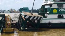 Cầu phao phà Cát Lái bị tàu chở 200 container đâm hỏng