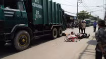 Đi mua hoa chuẩn bị Tết, nam sinh bị xe rác cán tử vong