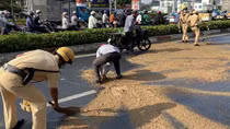 Dầu đổ tràn đường, CSGT đổ cát giúp người dân không bị trượt ngã