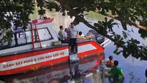 Người đàn ông rơi từ sà lan xuống kênh mất tích