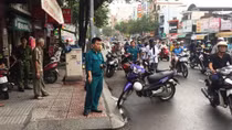Hai đối tượng chém gần lìa tay người đàn ông trên phố