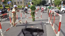 Hố sâu xuất hiện gần UBND TP Hồ Chí Minh