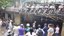 Dân xót xa nhìn xe chìm trong nước