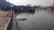 Vớt rác đụng trúng thi thể người đàn ông nổi trên kênh
